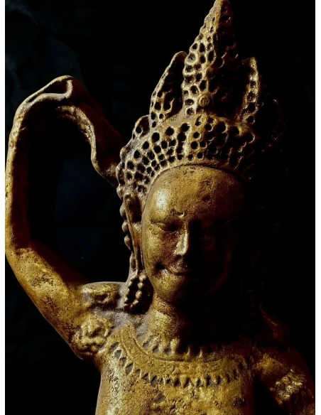 Statuette Apsara danseuse céleste main droite positionnée en Gyan moudra.