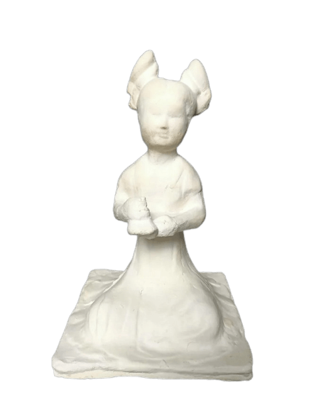 Estatuilla de una música femenina sentada tocando con dos campanas o Penglings, estilo dinastía Tang arte chino.