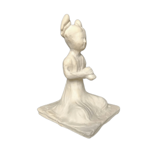 Estatuilla de una música femenina sentada...