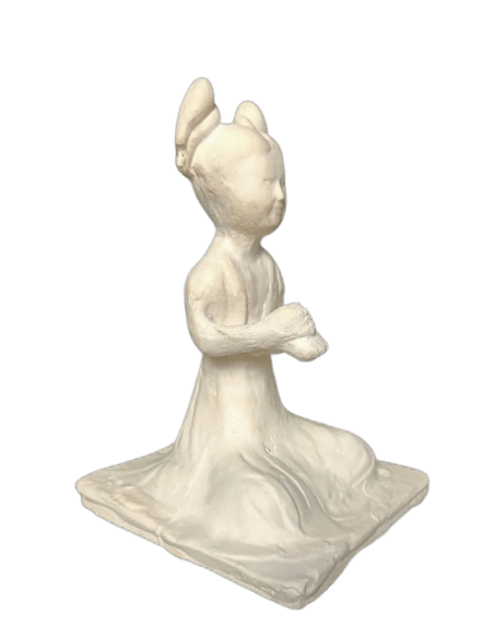 Estatuilla de una música femenina sentada tocando con dos campanas o Penglings, estilo dinastía Tang arte chino.