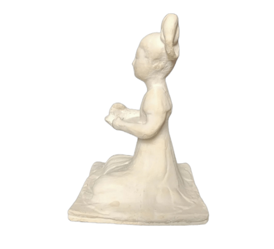 Estatuilla de una música femenina sentada...