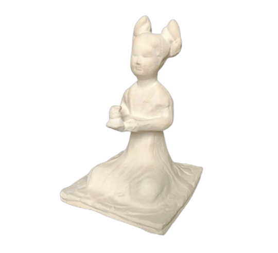 Estatuilla de una música femenina sentada...