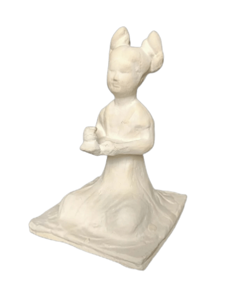 Estatuilla de una música femenina sentada tocando con dos campanas o Penglings, estilo dinastía Tang arte chino.