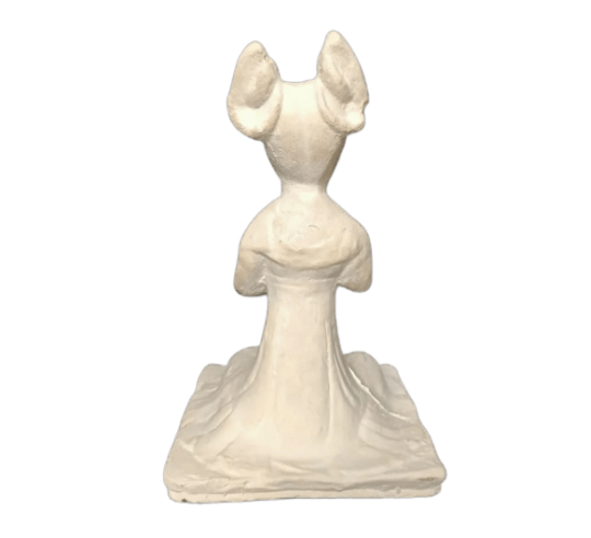 Estatuilla de una música femenina sentada...