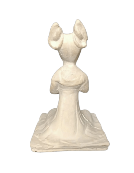 Estatuilla de una música femenina sentada tocando con dos campanas o Penglings, estilo dinastía Tang arte chino.