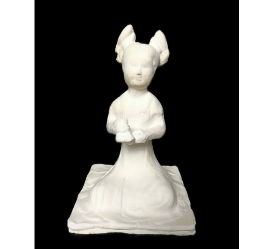 Estatuilla de una música femenina sentada...