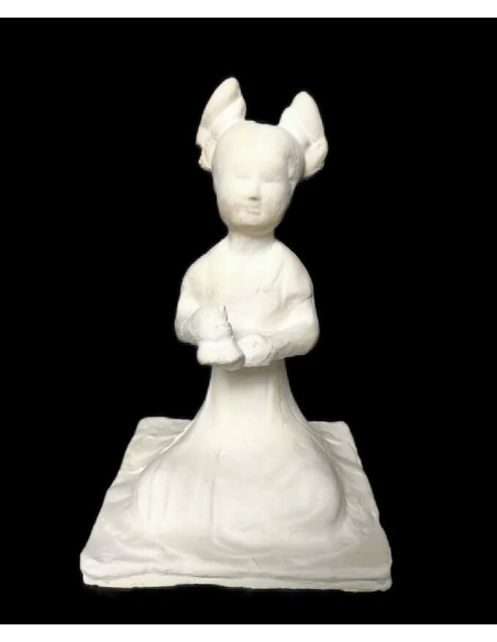 Estatuilla de una música femenina sentada tocando con dos campanas o Penglings, estilo dinastía Tang arte chino.