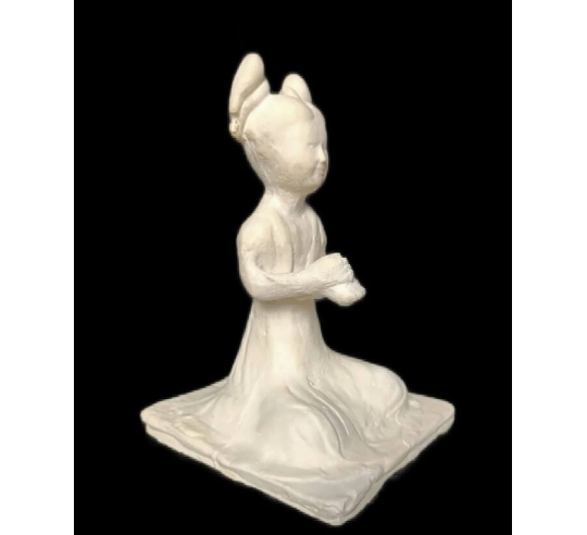 Statuette de musicienne assise jouant avec deux...