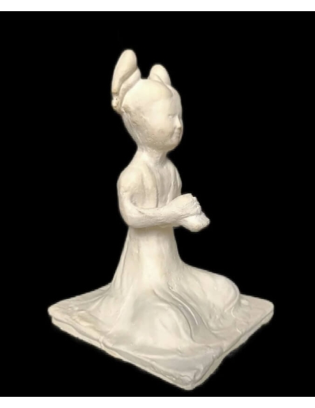 Estatuilla de una música femenina sentada tocando con dos campanas o Penglings, estilo dinastía Tang arte chino.