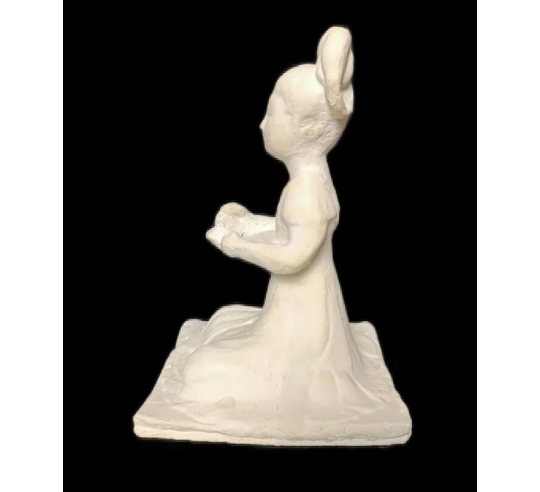 Statuette de musicienne assise jouant avec deux...