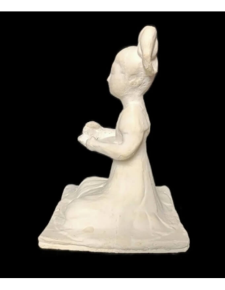 Estatuilla de una música femenina sentada tocando con dos campanas o Penglings, estilo dinastía Tang arte chino.