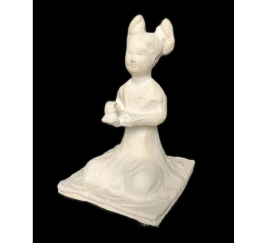 Estatuilla de una música femenina sentada...