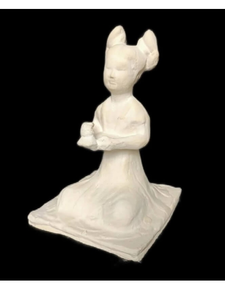 Estatuilla de una música femenina sentada tocando con dos campanas o Penglings, estilo dinastía Tang arte chino.