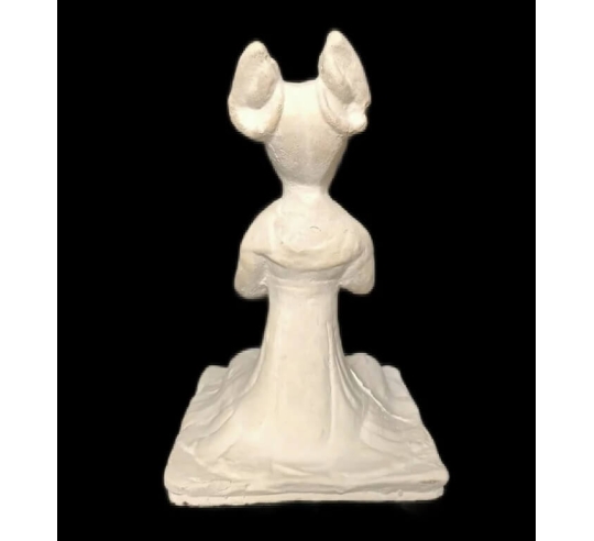 Estatuilla de una música femenina sentada...