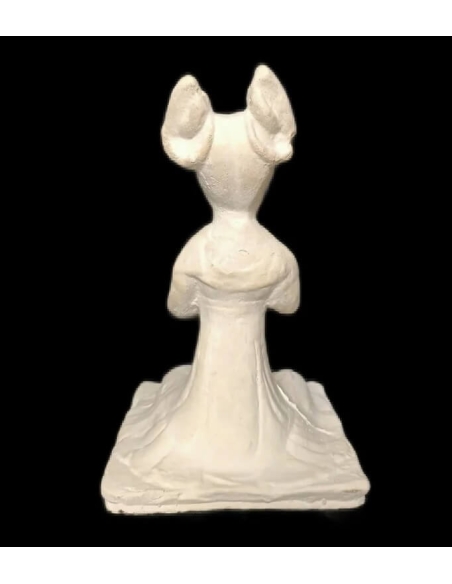 Estatuilla de una música femenina sentada tocando con dos campanas o Penglings, estilo dinastía Tang arte chino.