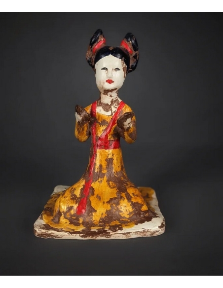 Estatuilla de una música sentada tocando címbalos, arte chino estilo dinastía Tang.