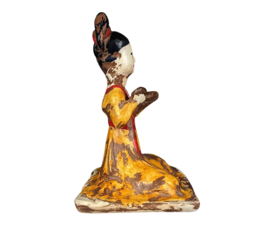 Estatuilla de una música sentada tocando...