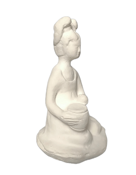 Estatuilla de una música femenina sentada tocando un tambor, arte chino estilo dinastía Tang.