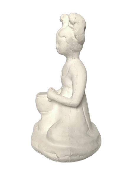 Estatuilla de una música femenina sentada tocando un tambor, arte chino estilo dinastía Tang.