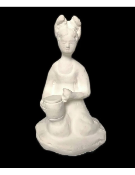Estatuilla de una música femenina sentada tocando un tambor, arte chino estilo dinastía Tang.