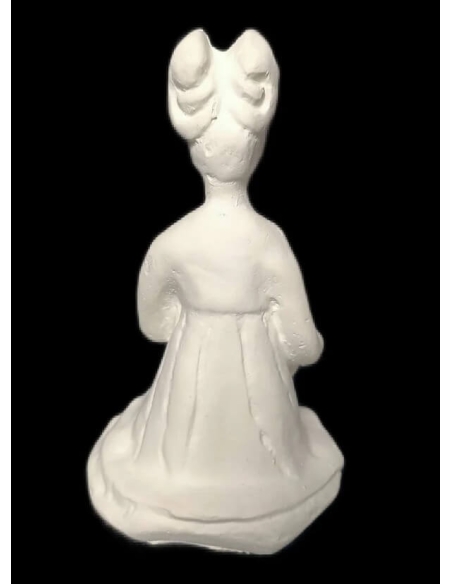 Estatuilla de una música femenina sentada tocando un tambor, arte chino estilo dinastía Tang.