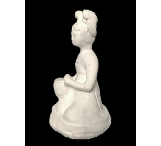 Estatuilla de una música femenina sentada...