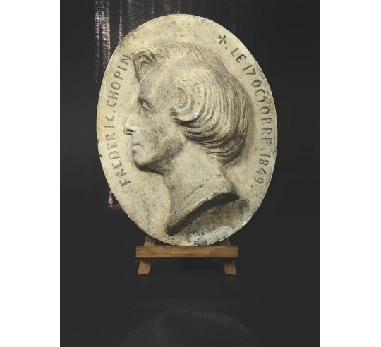 Medallón con la efigie de Frédéric Chopin según...