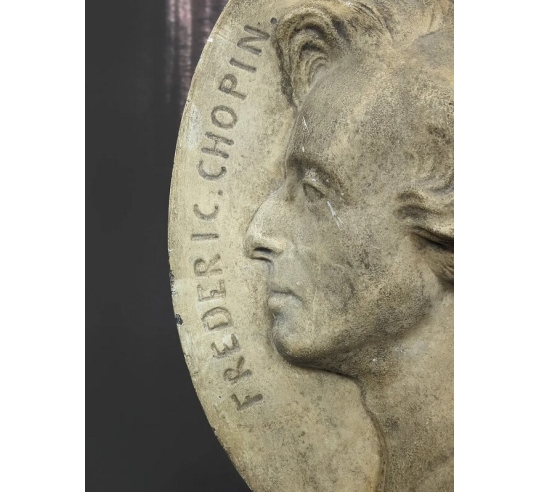 Medallón con la efigie de Frédéric Chopin según...