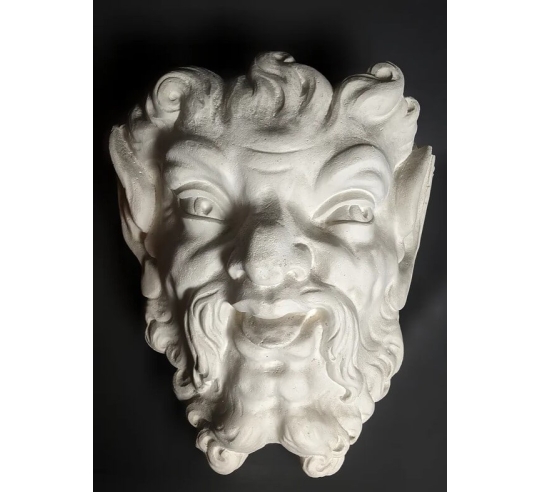 Masque de faune espiègle.