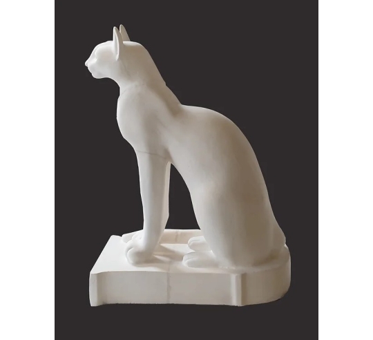 Estatuilla de la diosa Bastet con collar.