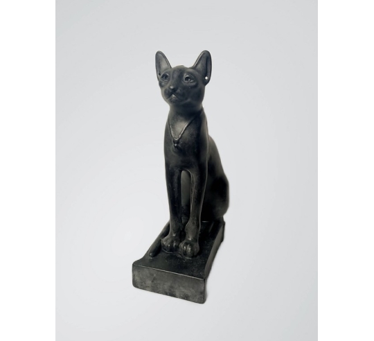 Estatuilla de la diosa Bastet con collar.