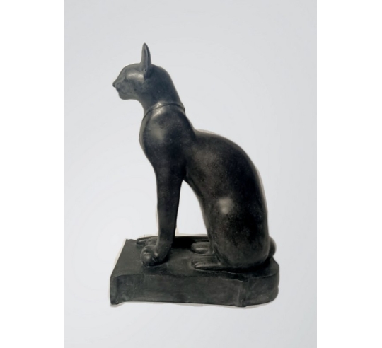Statuette of the goddess Bastet with necklace,...