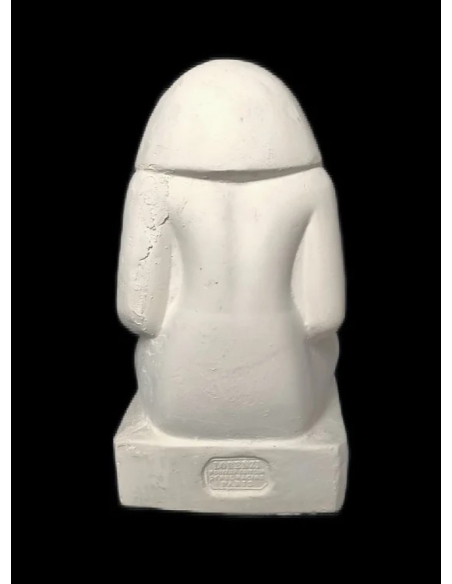 Estatuilla de escriba egipcio sentado con las piernas entrecruzadas