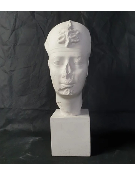 Tête du roi Pharaon d'Égypte Apriès, musée du Louvre.