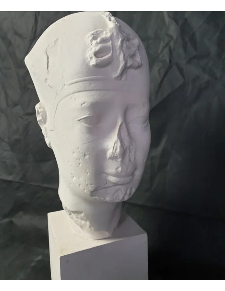 Cabeza del faraón egipcio Rey Apries, Museo del Louvre.