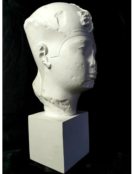 Cabeza del faraón egipcio Rey Apries, Museo del Louvre.