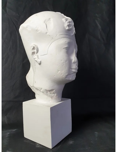 Cabeza del faraón egipcio Rey Apries, Museo del Louvre.