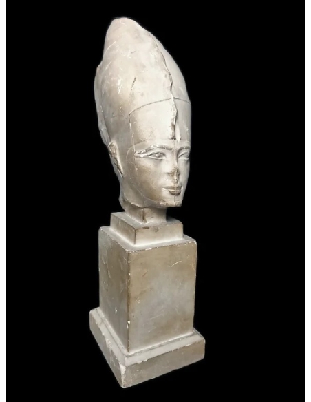 Tête du roi Pharaon d'Égypte Psammétique III représenté sous la forme du dieu Osiris.