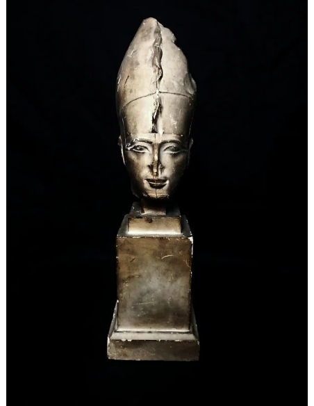 Tête du roi Pharaon d'Égypte Psammétique III représenté sous la forme du dieu Osiris.