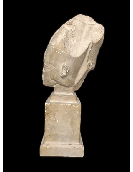 Tête du roi Pharaon d'Égypte Psammétique III représenté sous la forme du dieu Osiris.