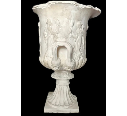 Grand vase Médicis à anses décoré de jeunes...