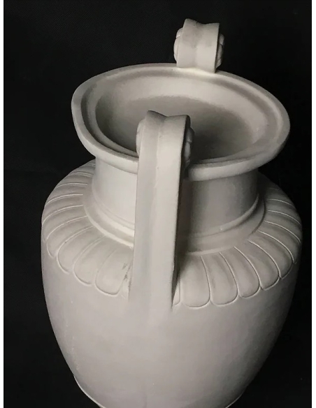 Ánfora, antiguo jarrón griego con asas sin friso