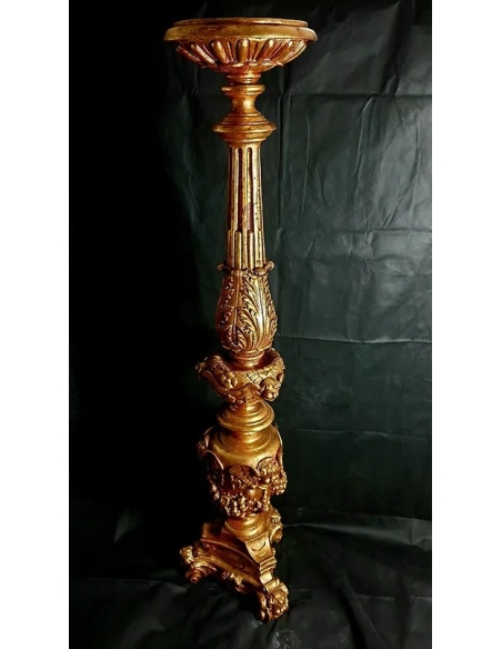 Candélabre tripode de style baroque, orné d'élégantes et larges feuilles d'acanthe.