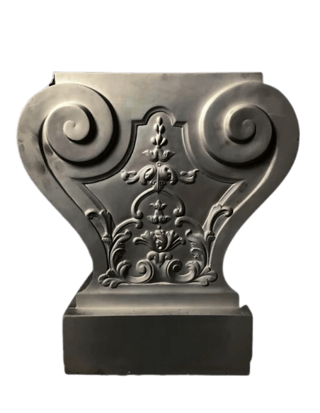 Pie de banco de jardín decorado con motivos florales, estilo neoclásico.