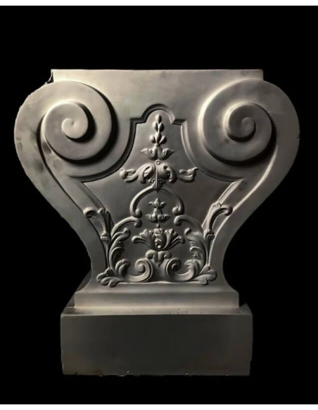 Pie de banco de jardín decorado con motivos florales, estilo neoclásico.