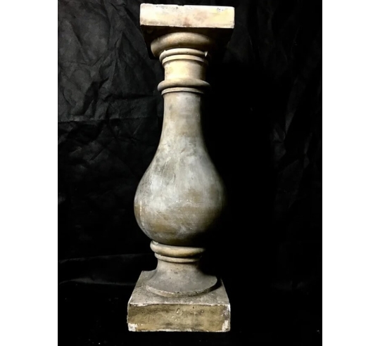 Balustre en forme de piédouche, de style...