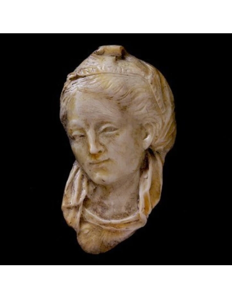 Médaillon visage de la Sainte Vierge, style renaissance.