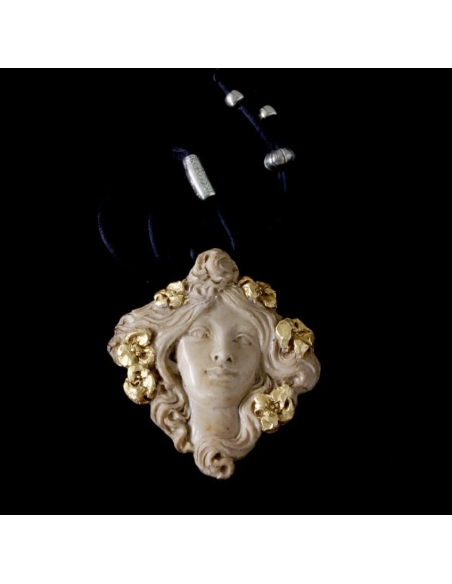 Médaillon visage de Muse aux fleurs dans les cheveux.