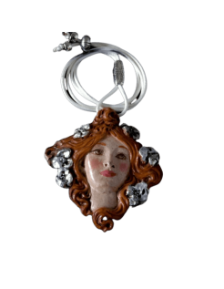 Médaillon visage de Muse aux fleurs dans les cheveux.