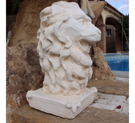 Cabeza de león en piedra reconstituida